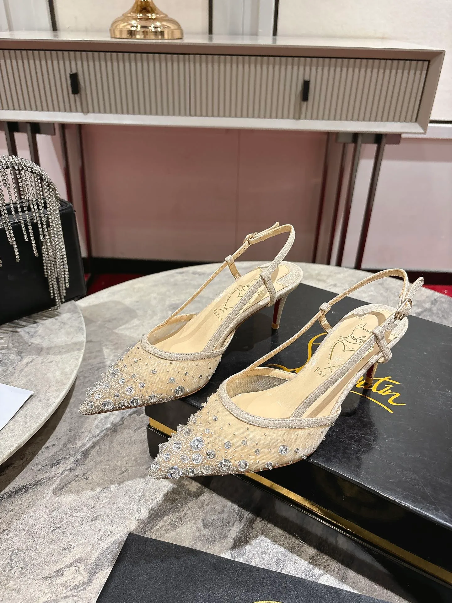 👟👟Ex-factory price 740👟👟 🆑❥∙ Mesh seam drill (single shoe)🦋✪ꫛꫀw.✔︎ This style features a slightly pointed toe made from white mesh with crystal beads and diamonds, a 65mm heel height, hand-placed crystals added to the front, and our signature Louboutin red sole with Christian Louboutin's signature and heart-shaped imprint logo on the insole. Size: 34 yards-42 yards (34.40.41.42. Customized, non-returnable and non-exchangeable‼️) Heel height: 6.5cm Color: White Apricot